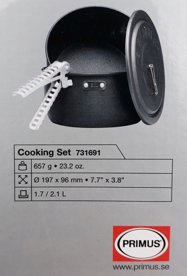 Image of the cooking set on top of dimensional informations. Reads: ' 657g. 23.3 oz. 197 x 96 mm. 7.7" x 3.8". 1.7 / 2.1 L